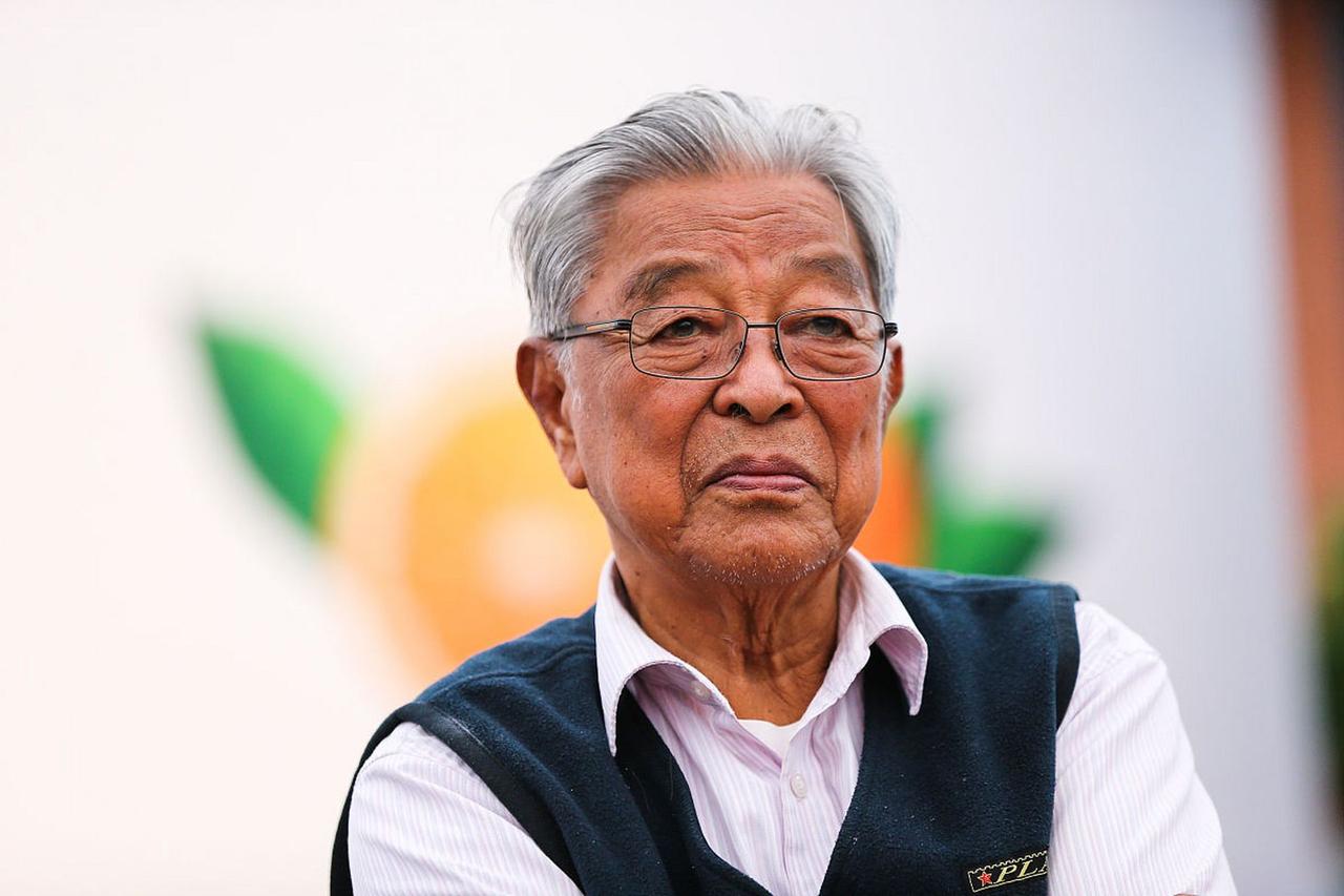 1995年，褚时健的女儿褚映群被警方带走，4个月后，在狱中自杀。得知噩耗后，褚时