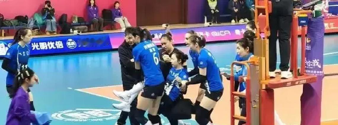 看见替补二传崴脚，蔡斌的第一反应是：“别动。
”
他不是冷漠，是规则。
国际排联