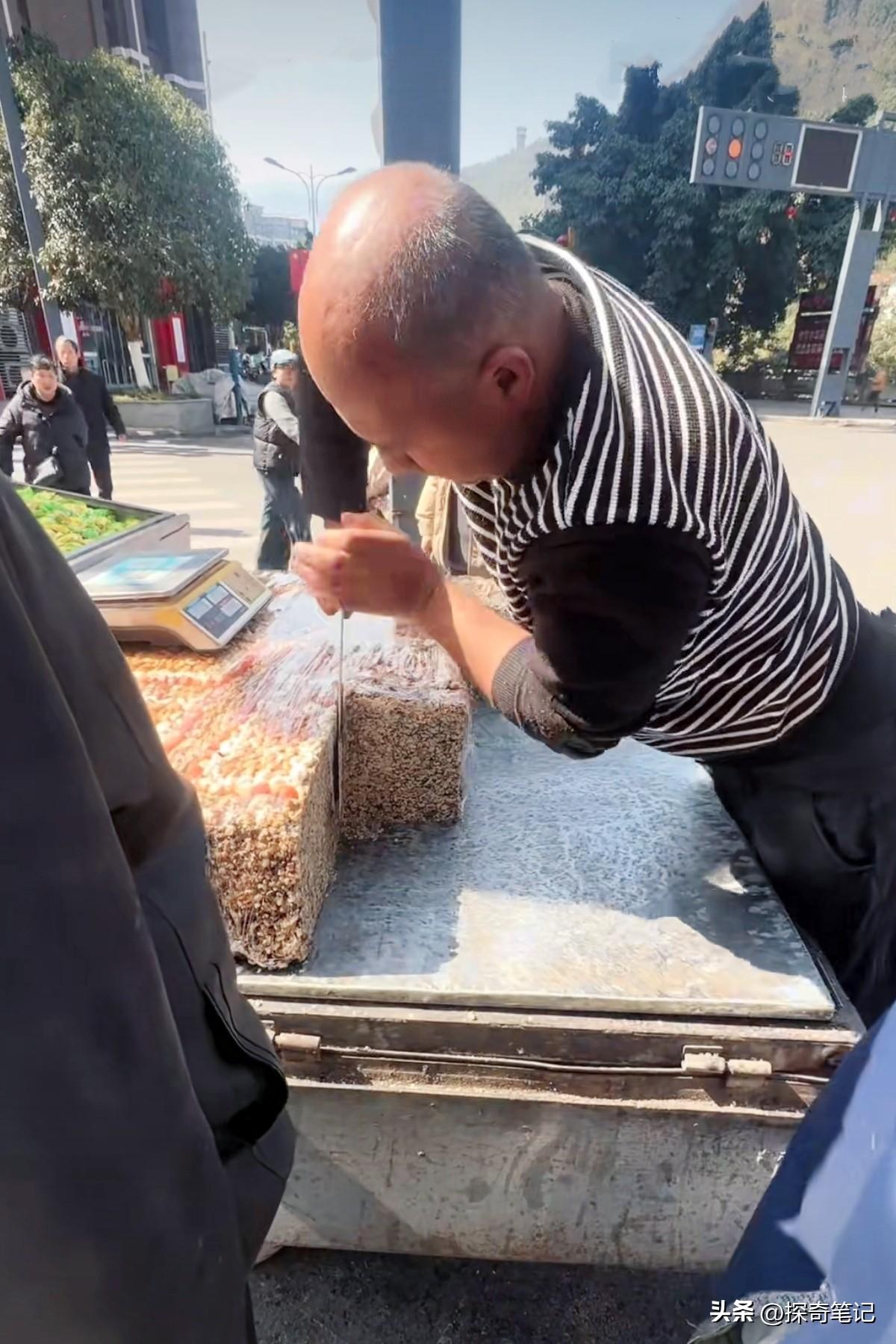 都什么年代了，这么还有人敢买这个东西，而且还是一买一大块。当老板告诉他390的时