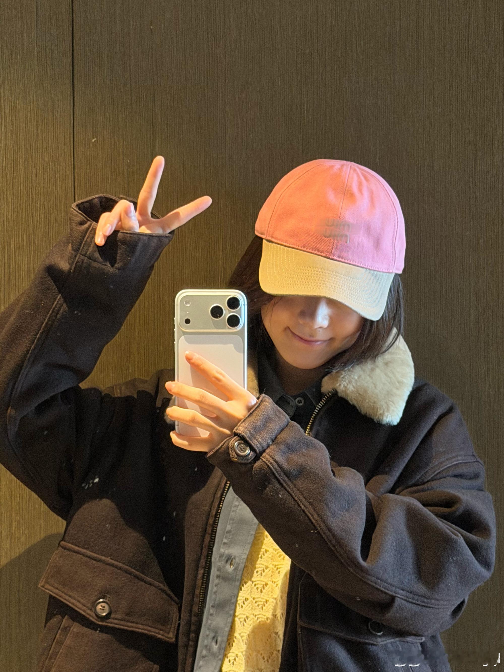 赵今麦小年营业自拍，Miu Miu品牌大使身穿 毛领夹克搭配棒球帽，是可爱又时髦