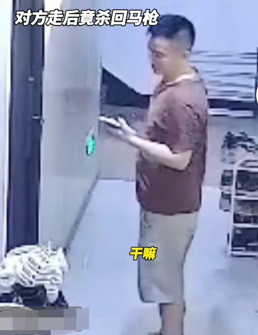 9月15日，浙江女子发了一段监控视频，讲述了自己被陌生男子敲门的经过，男子先是拿