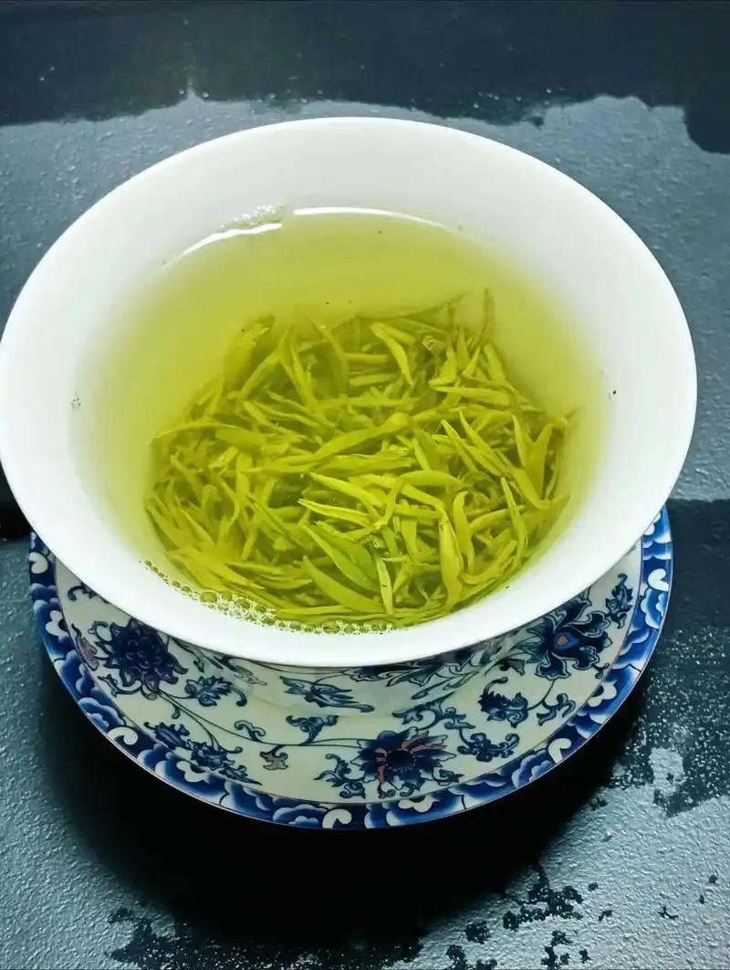 上联：一碗杜康酒，诚邀下联下联：半盅明前茶。