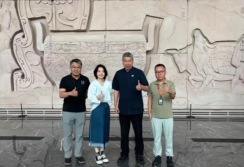 张亚中今（12日）在脸书发文表示，因台风原因，不能返台，在西安看了一场舞台剧《赳