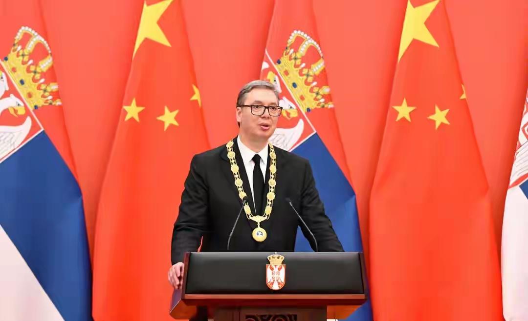 武契奇当众哽咽！塞尔维亚绝境逢生，只因选对了“真朋友”
 
北京人民大会堂一幕刷