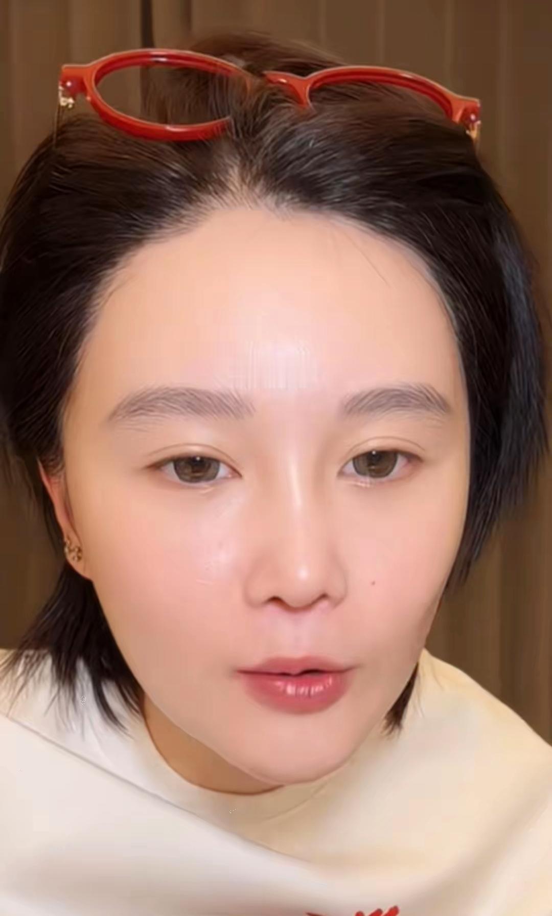 昨天本山大叔女儿球球开启直播与粉丝聊天，有粉丝问现在普通人赚钱太难了，你们这些富