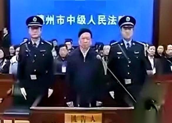 我跟你说，看到这新闻的时候，我手里的咖啡都凉了。
一家中国的上市公司，把9吨多，