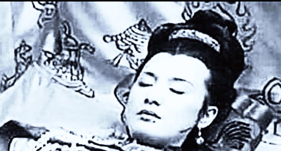 1972年，考古学家在内蒙古发现一座清朝古墓，他们将墓穴里的棺材打开后，所有人都