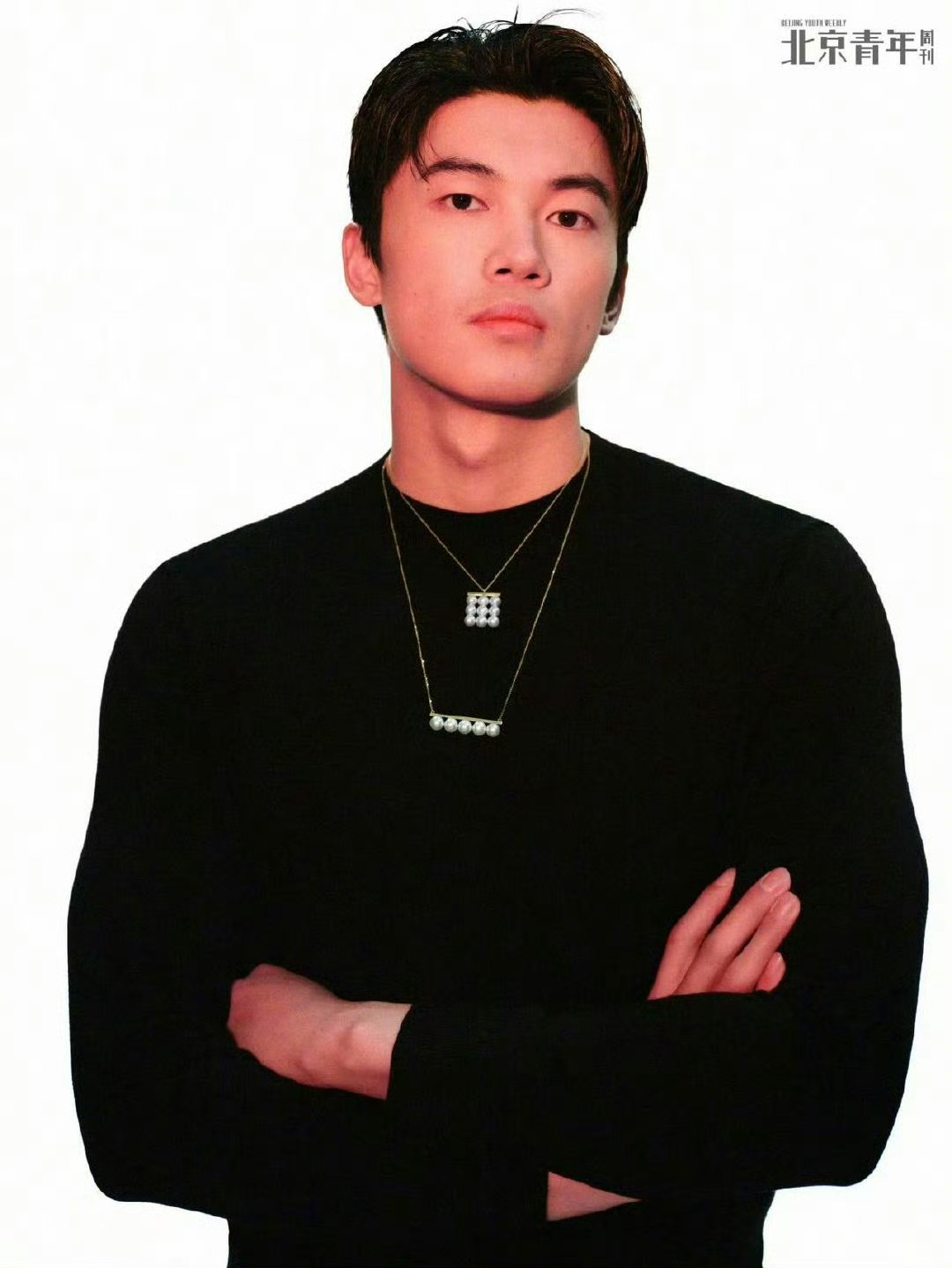 汪顺北京青年周刊封面汪顺 X 北京青年周刊封面封面项链、胸针：Tasaki 珠宝