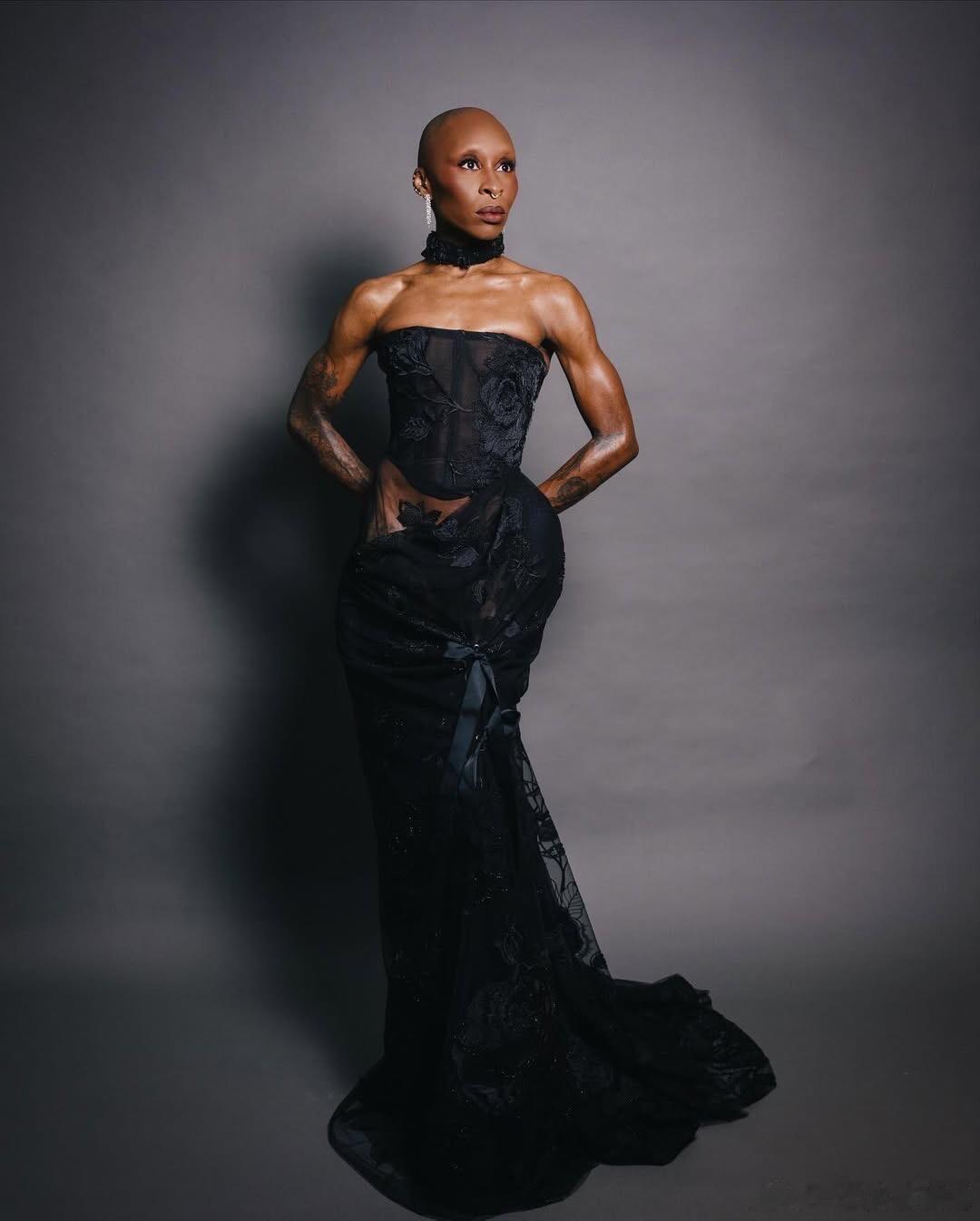 辛西娅新加坡首映礼穿的这件Vivienne Westwood定制好美，就是这牌子