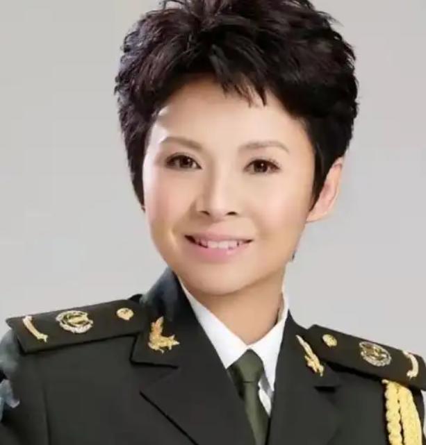 1980年，一个男人把董文华约到一个无人的地方，对她表白心意，没想到，董文华却沉