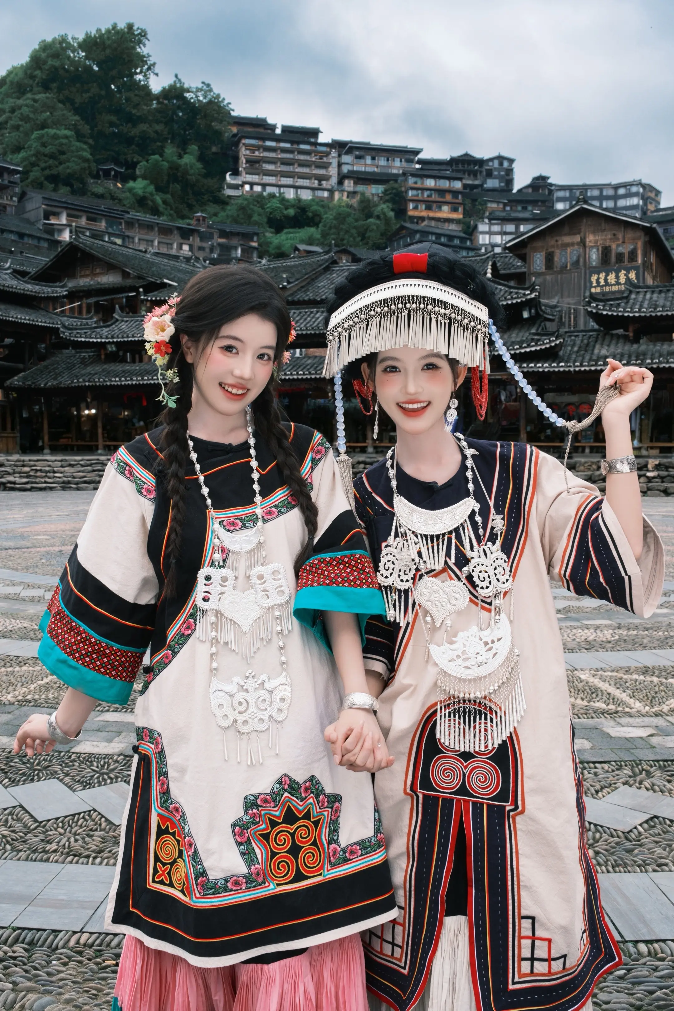 海可枯 石可烂 天可崩 地可裂 我们肩并着肩 手牵