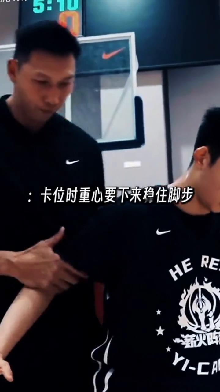 前男篮国家队功勋球员薪火阵营创始人易建联亲临训练营指导。
·内线卡位技巧：卡位时