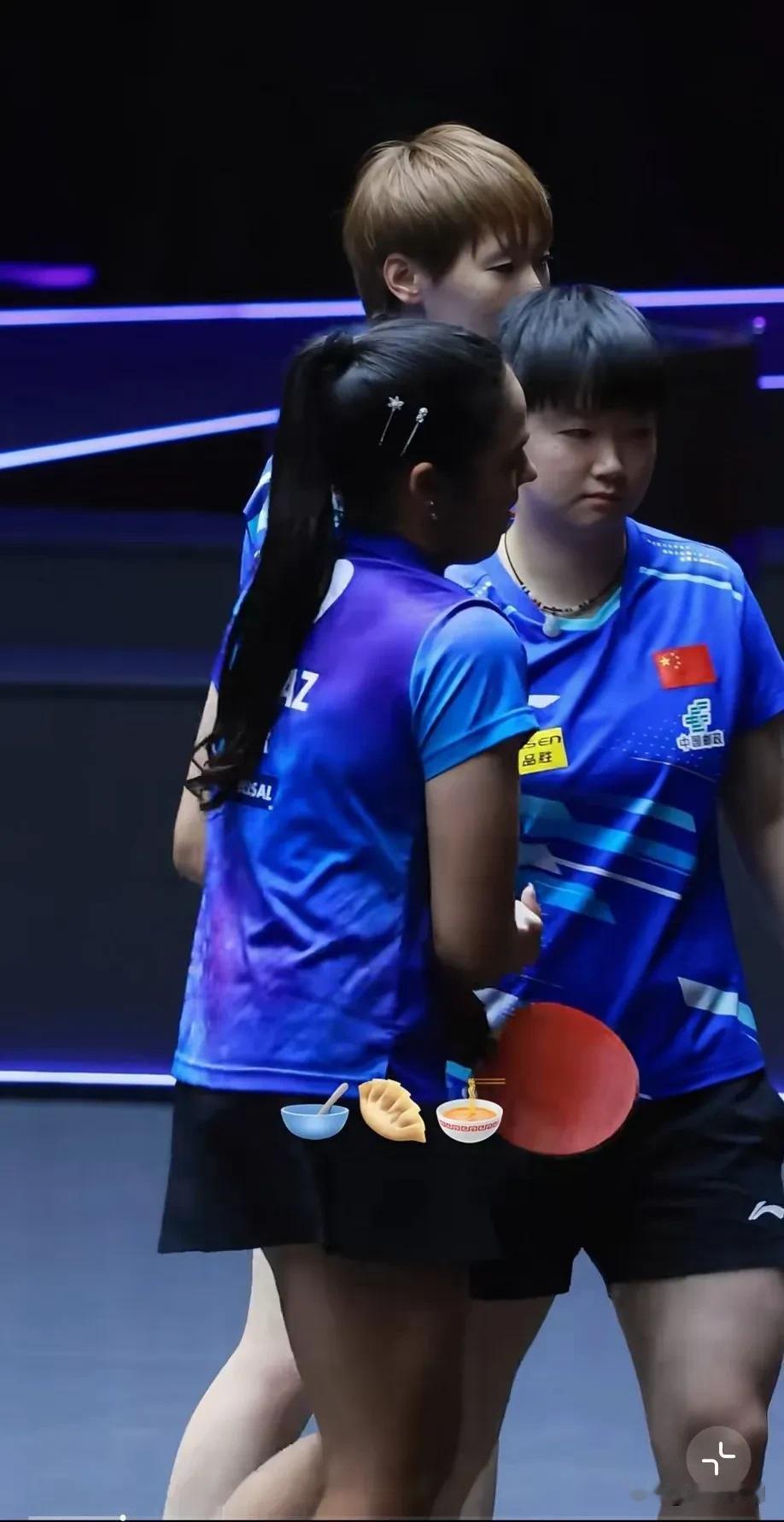 莎姐：工作场合别嘻嘻哈哈！
迪亚兹：嘿嘿，我好闺蜜，你真严肃嘿！已知和迪亚兹玩闹