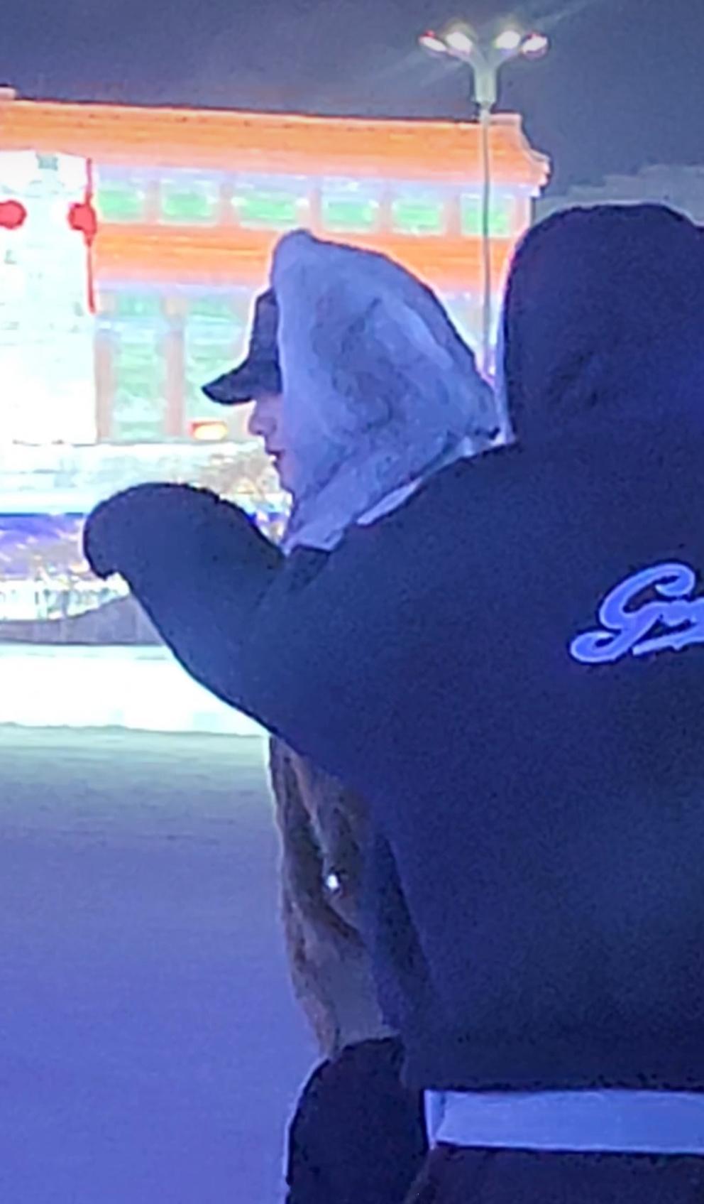 网友冰雪大世界偶遇了白敬亭冰雪大世界偶遇了白敬亭 此时此刻一个小女孩儿留下了羡慕