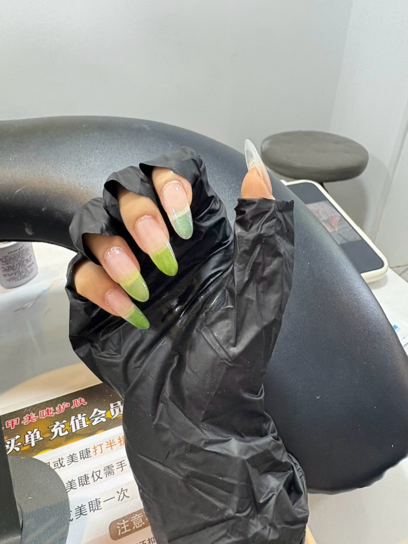 又换新美甲啦这次挑了喜欢的绿色～小姐姐给我试了六种绿色哈哈哈哈和她闲聊了两三个小