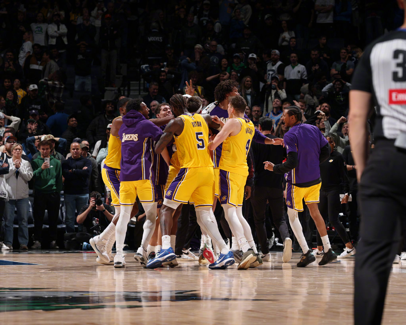 五场比赛结束后，湖人进攻效率115.7联盟第12（下跌1位）防守效率115.6联