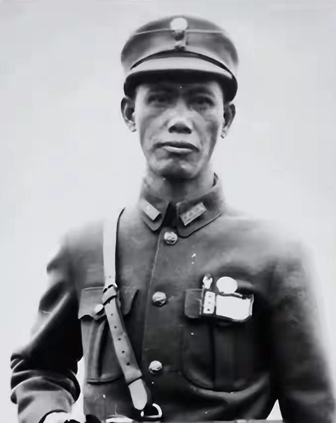 抗日名将粤军十九路军长蔡廷锴流亡海外，洪门霸气护驾：谁敢动他。

1934年8月