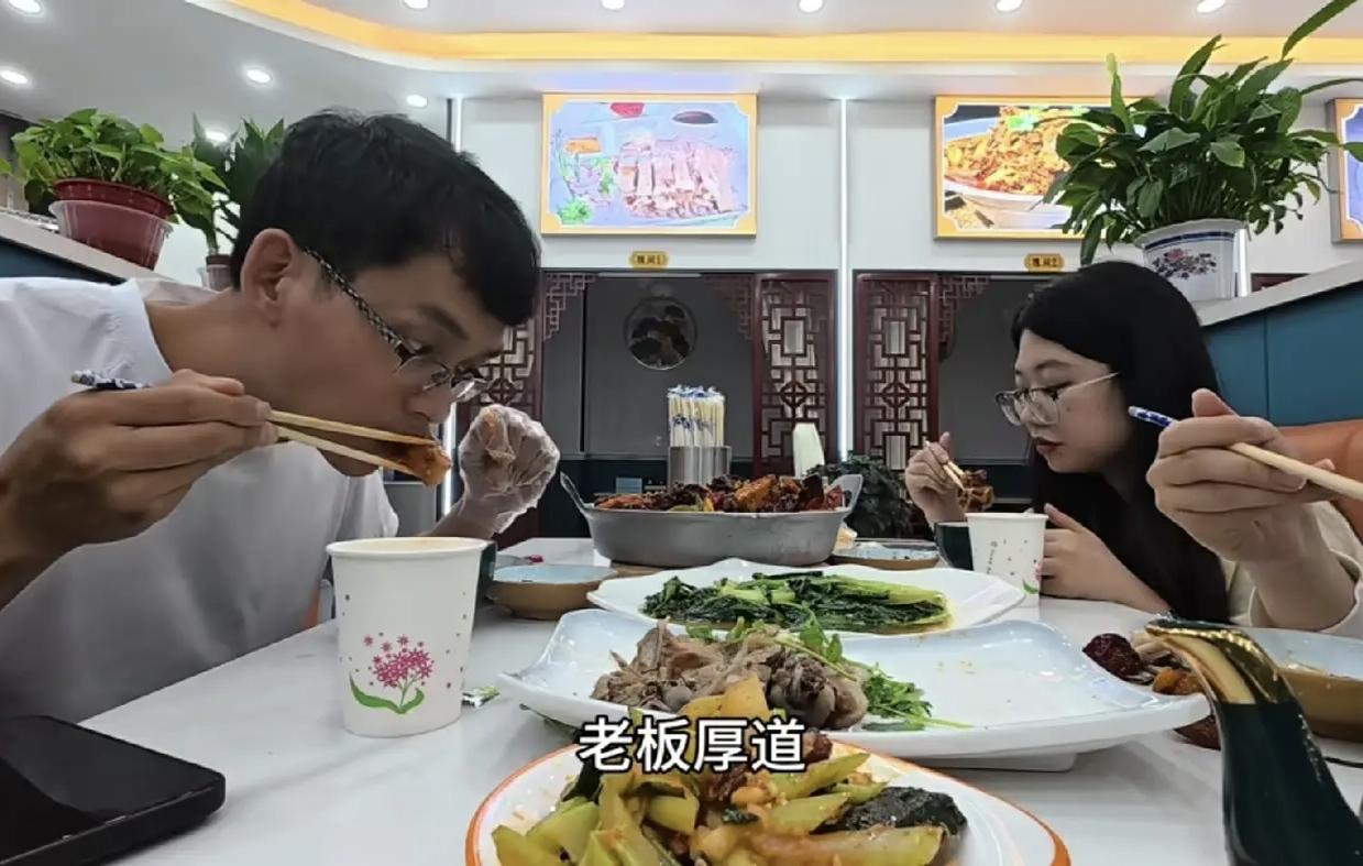 唐尚珺虽然出身农村，可是在新疆请团队吃饭，很舍得， 不是随便吃个外卖，而是点了好