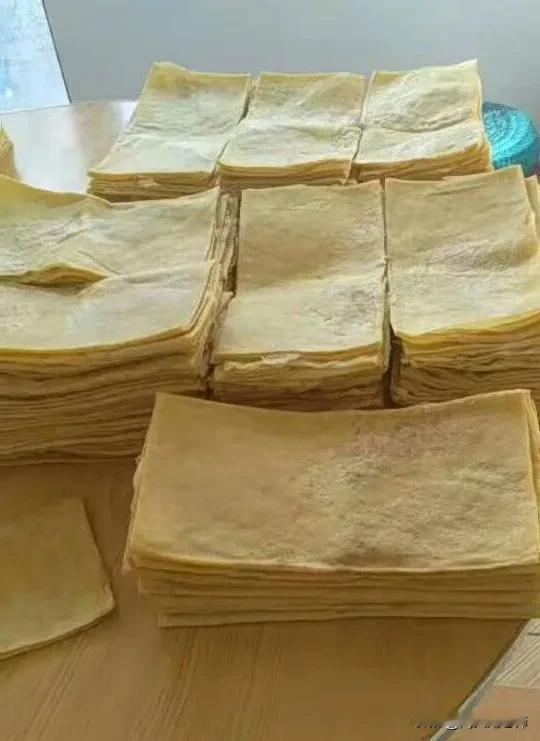 本世纪初，在浙江打工时，我和小高合租一套房。
春节过后，小高从老家苏北带回一大包