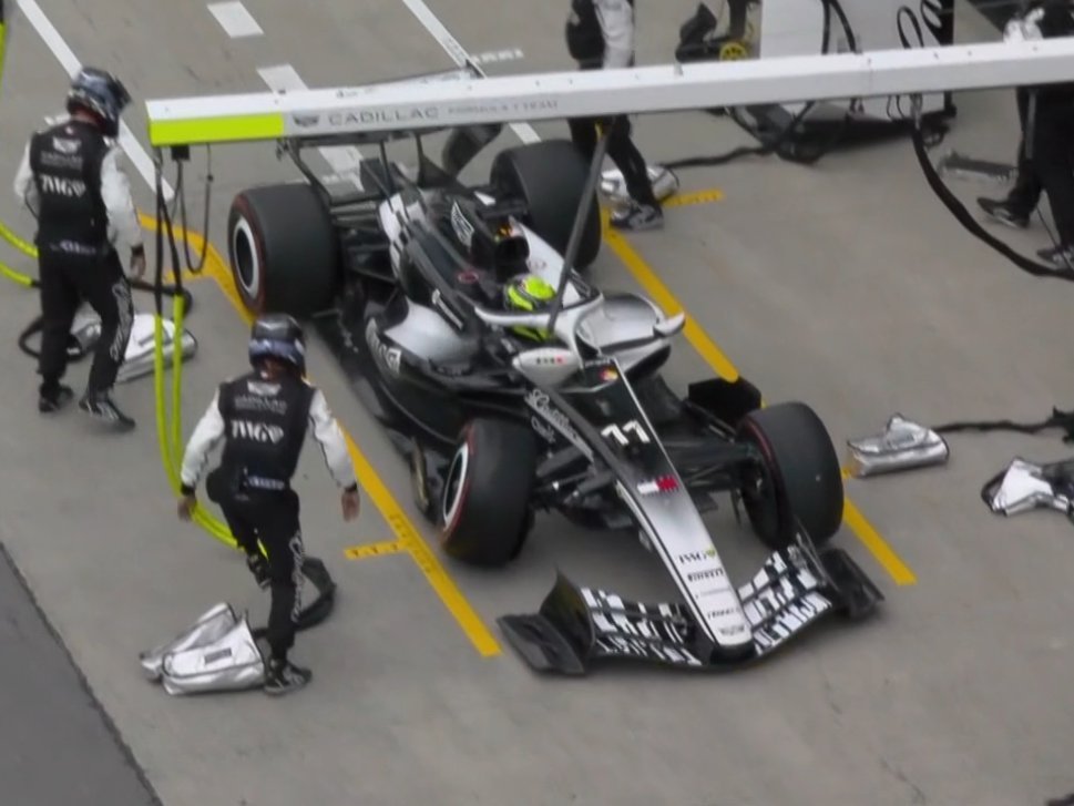 佩雷兹的赛车右前悬挂断裂 进站退赛F1赛车2026F1加拿大大奖赛
