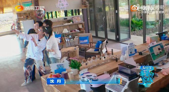 王鹤棣武艺连线刘涛被叫宝贝王鹤棣武艺沈月马思超和老店长刘涛连线，涛姐一声“宝贝”