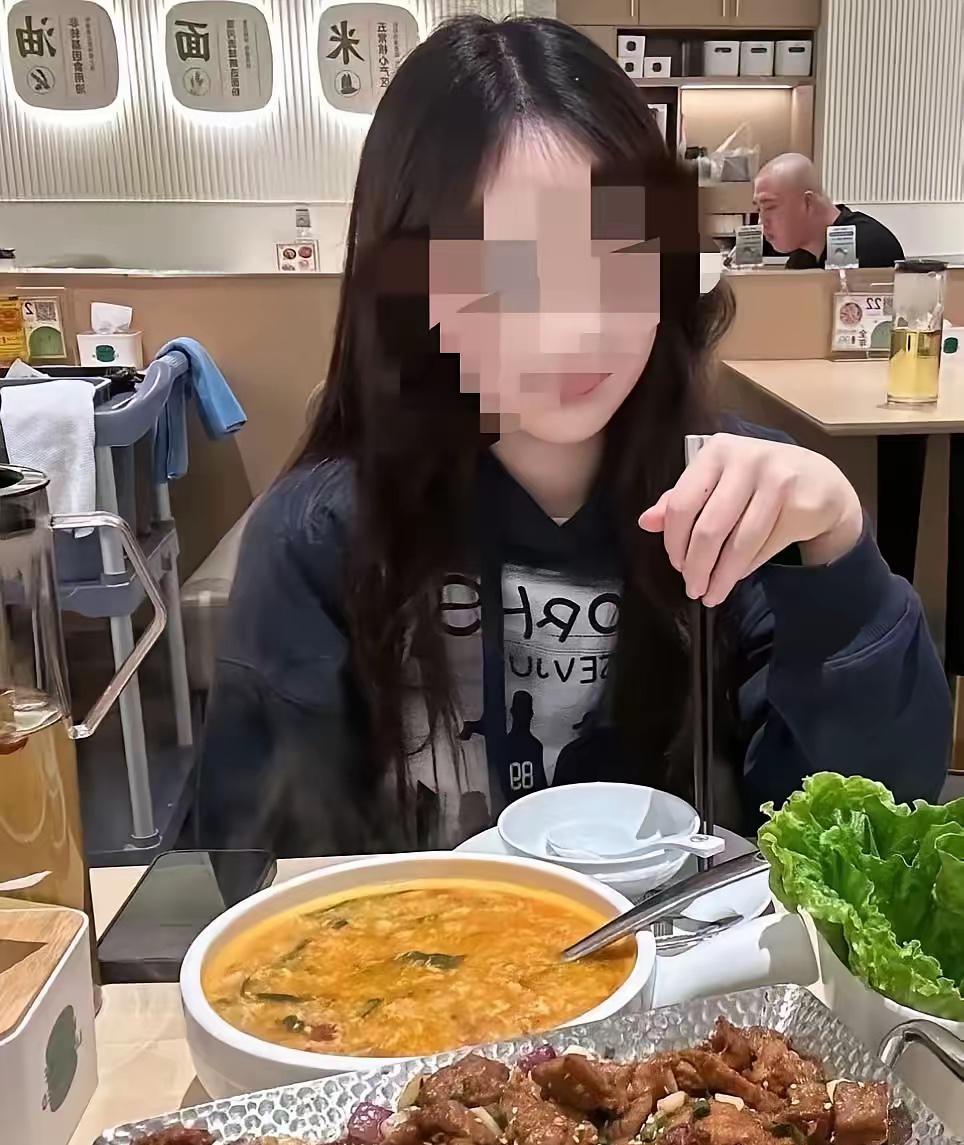 一位小伙子相亲，第一次和女方在餐馆吃饭，女方点了菜，两个人边吃边聊，小伙觉得和姑