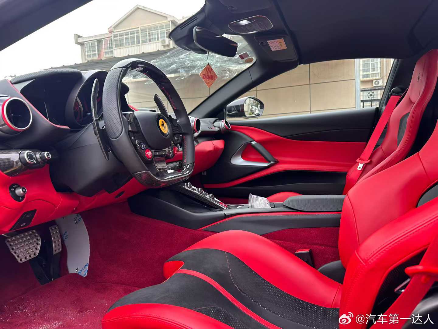 法拉利812gts 车主传递、 22年上牌 2000多km。80多万配置上，原厂