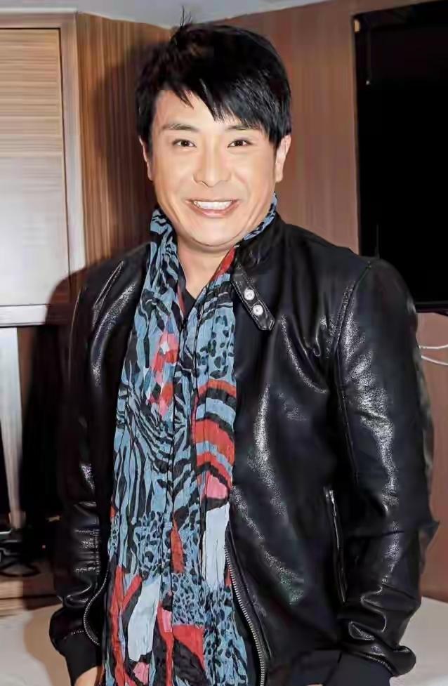 11岁被母亲抛弃，三十年后晚宴上，她母亲从身边走过，像看陌生人一样。他愣住，只说