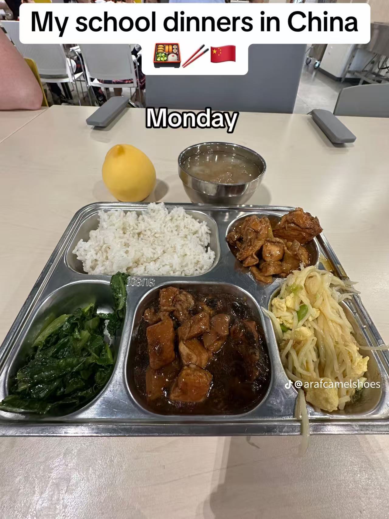 洋抖很火的一个视频，留学中国的博主晒食堂饭菜，把美国人整得口水直流[允悲][允悲
