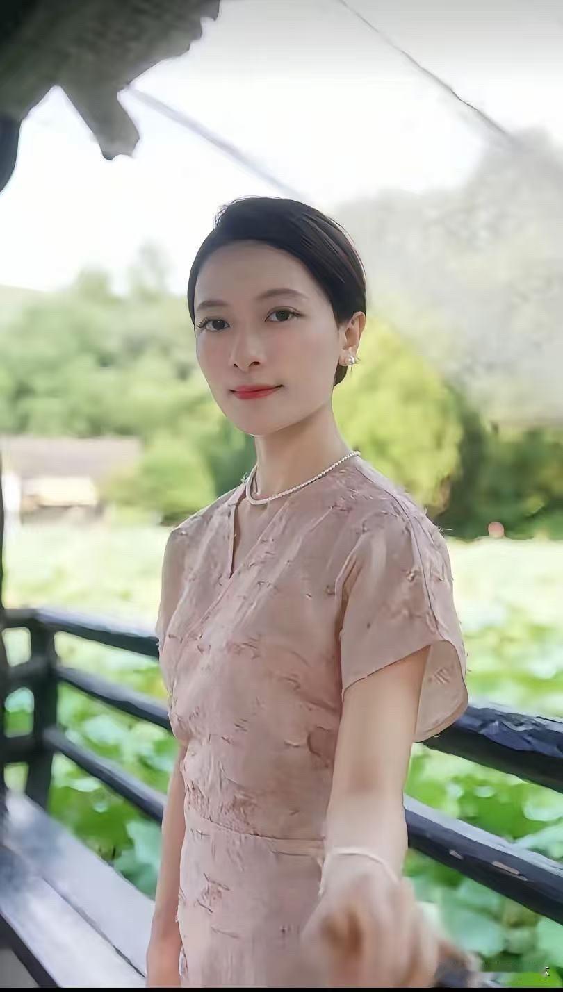 做人当学董宇辉！
他的手段可真不一般，
就算别人都在抢速度拼价格，
他还能反着来