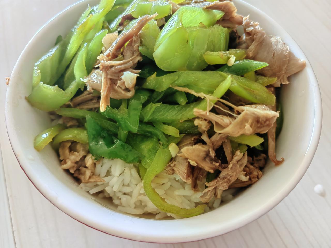 脱骨鸭肉炒尖椒盖饭。一个陪猫老人的午餐。