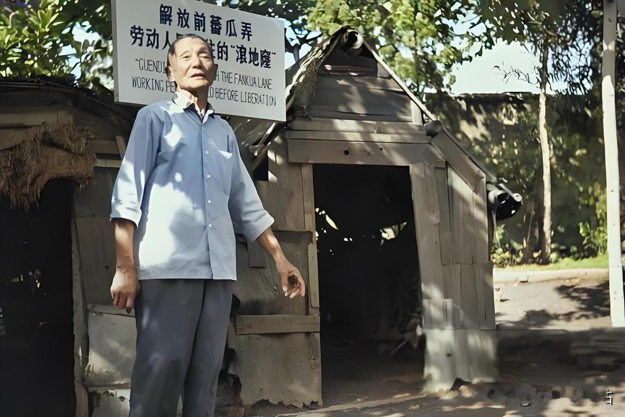 1976年，上海，王福清细致地讲解着蕃瓜弄里那具有特殊历史意义的十八间“滚地窿”