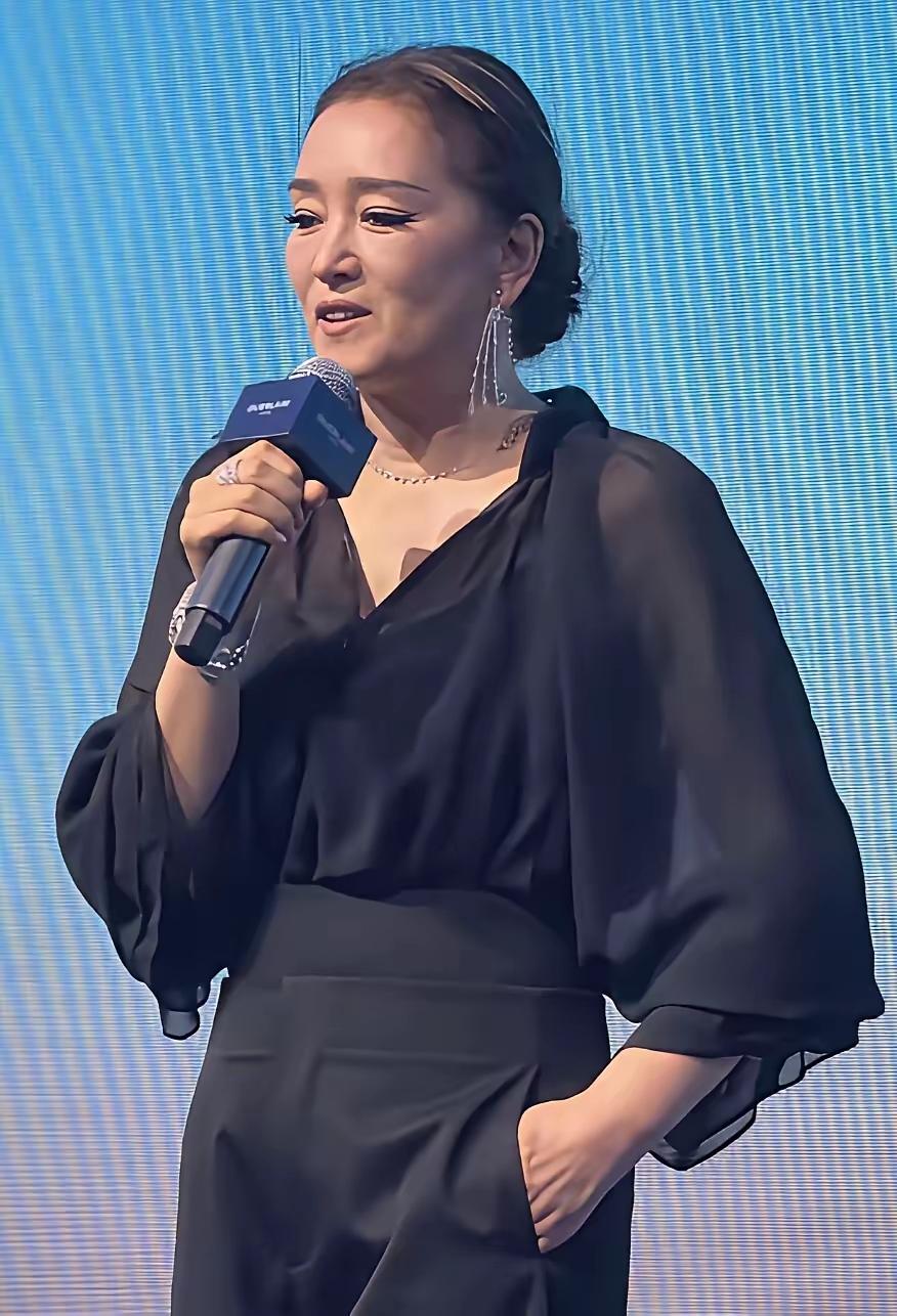 巩俐真的是老了呀，身上那股女王劲也慢慢在消失，《唐伯虎点秋香》《满城尽带黄金甲》