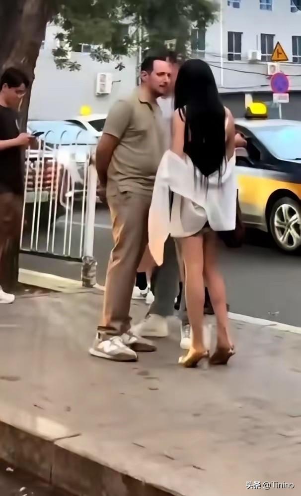 主动上前却遭冷拒，街头这一幕满是尴尬

街头一幕被路人看在眼里，一名姑娘笑着走向