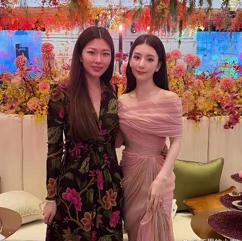 方媛出现在奚梦瑶何猷君澳门答谢宴合影里，穿粉色纱裙站后排，照片还是汪明荃晒的。她