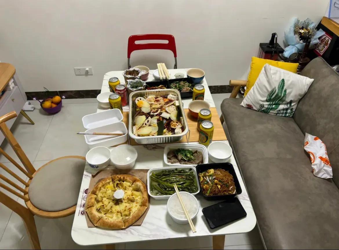 老公约了几个朋友来家里聚餐，吃完喝足，送朋友们出门时，我和老公目送着他们离去。然