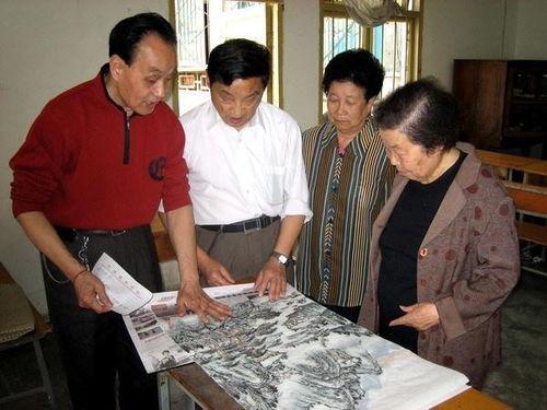 从个人层面看，它能填补老人精神空白，缓解孤独感，还可帮助其跨越数字鸿沟，实现“老