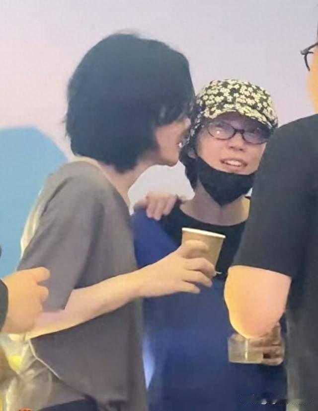 窦靖童台上唱，王菲台下哭，母女同框太暖心