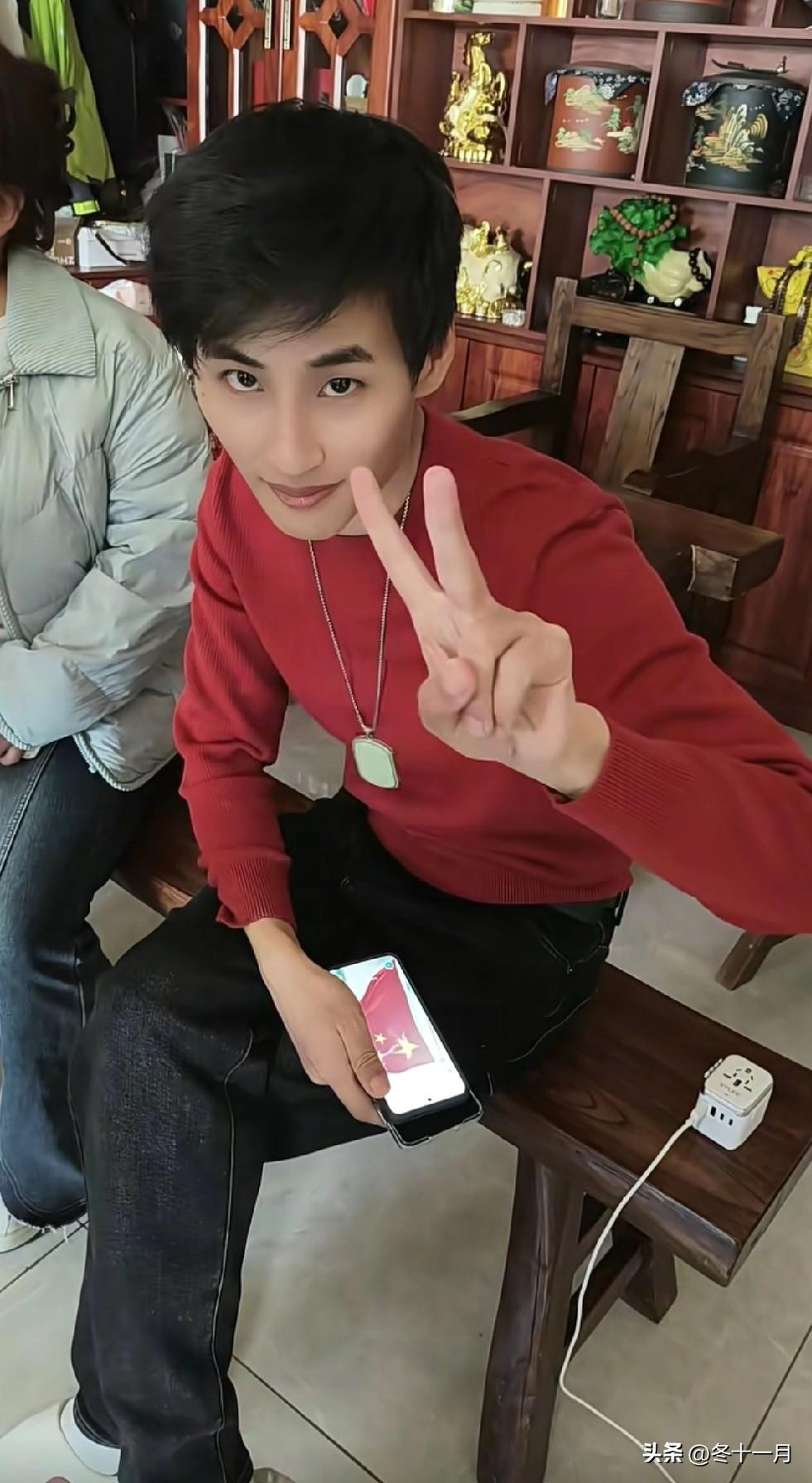 张云鹏一身红衣，自从他亲妈那回来后，面相大变，淡定了，脸上已经不见了小心翼翼。胸