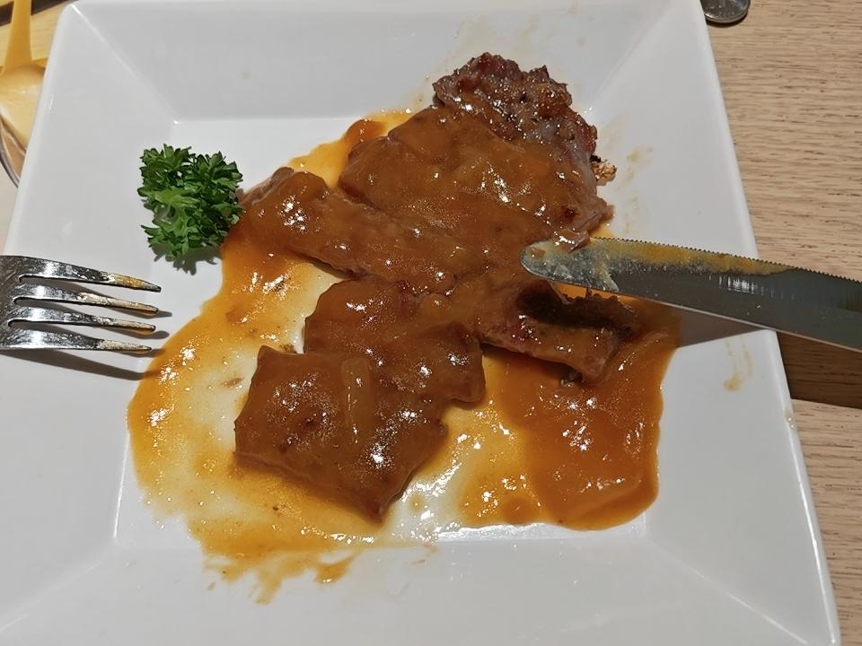 清早一睁眼，喝一壶茶了却昨日的梦。新的一天，品尝这美味的早餐（牛扒🥩）新的一天