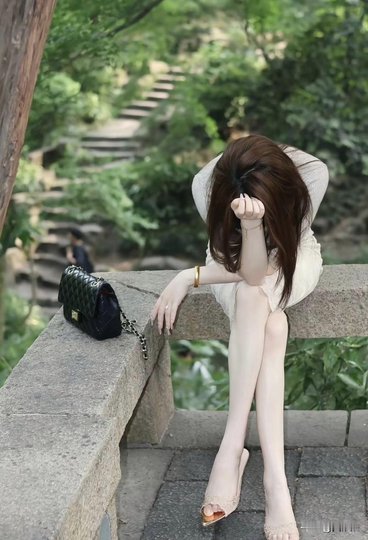 她这个样子，遇到什么烦心事了？