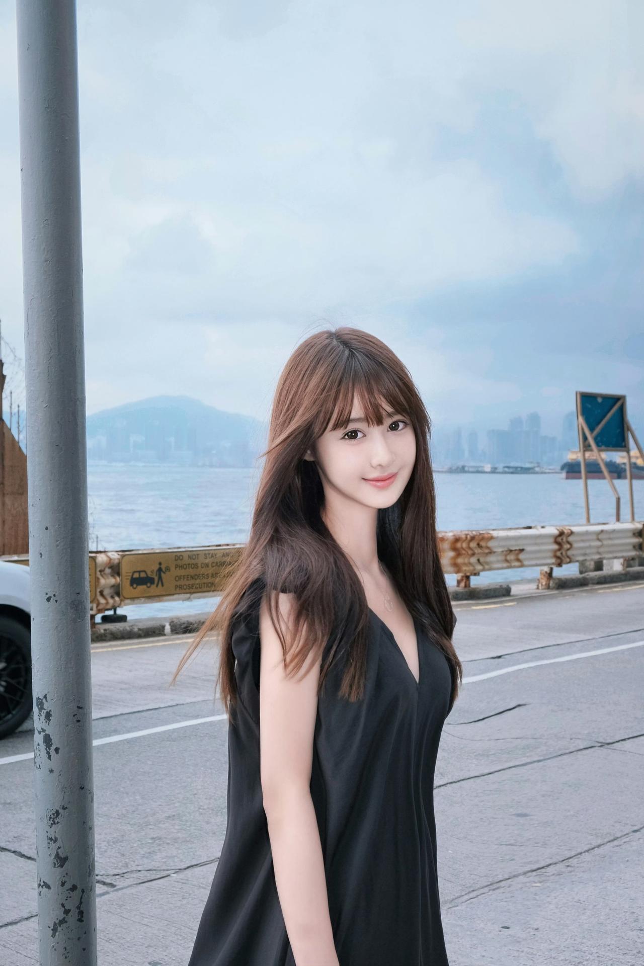 阴天的海和黑裙，是自带故事感的氛围感。