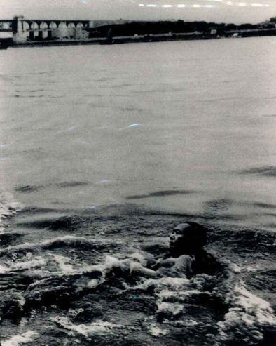 1961年毛泽东畅游长江。