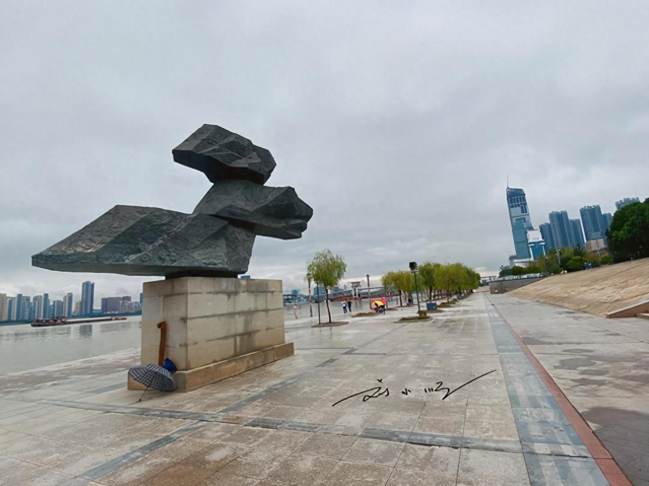 华中有个“散装”省会，以前是三座城市，如今合并成为一座城市？

随着我国经济的快