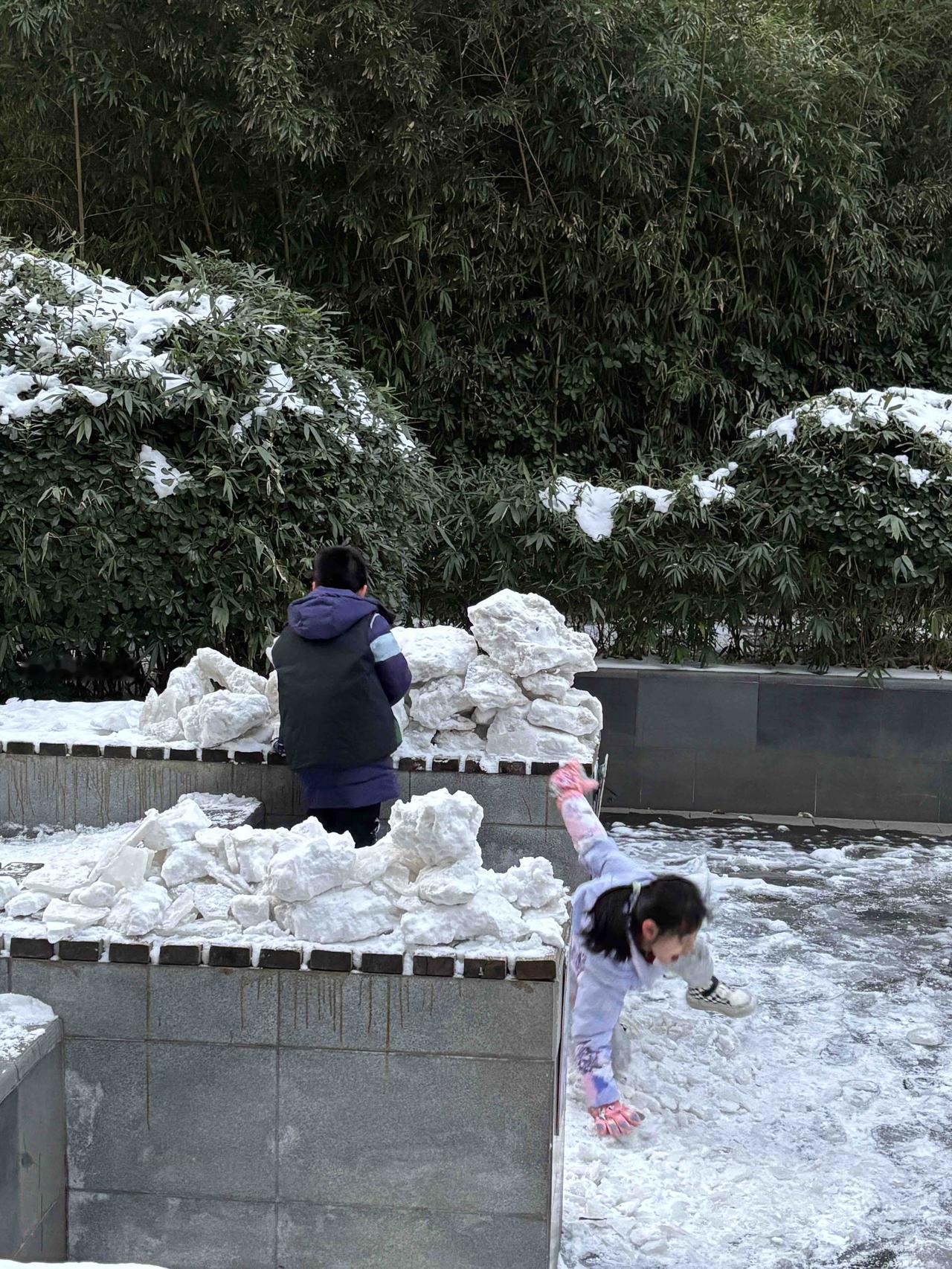 抓拍

小学生滑了一跤，自个儿还乐了。