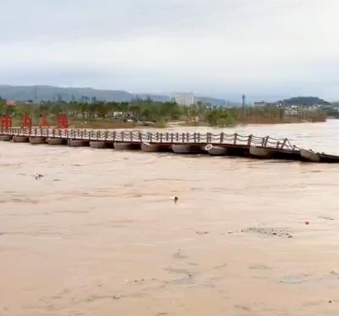 4月14日，一则浮桥被洪水冲散的视频在网络平台上流传。新黄河记者核实发现，视频拍