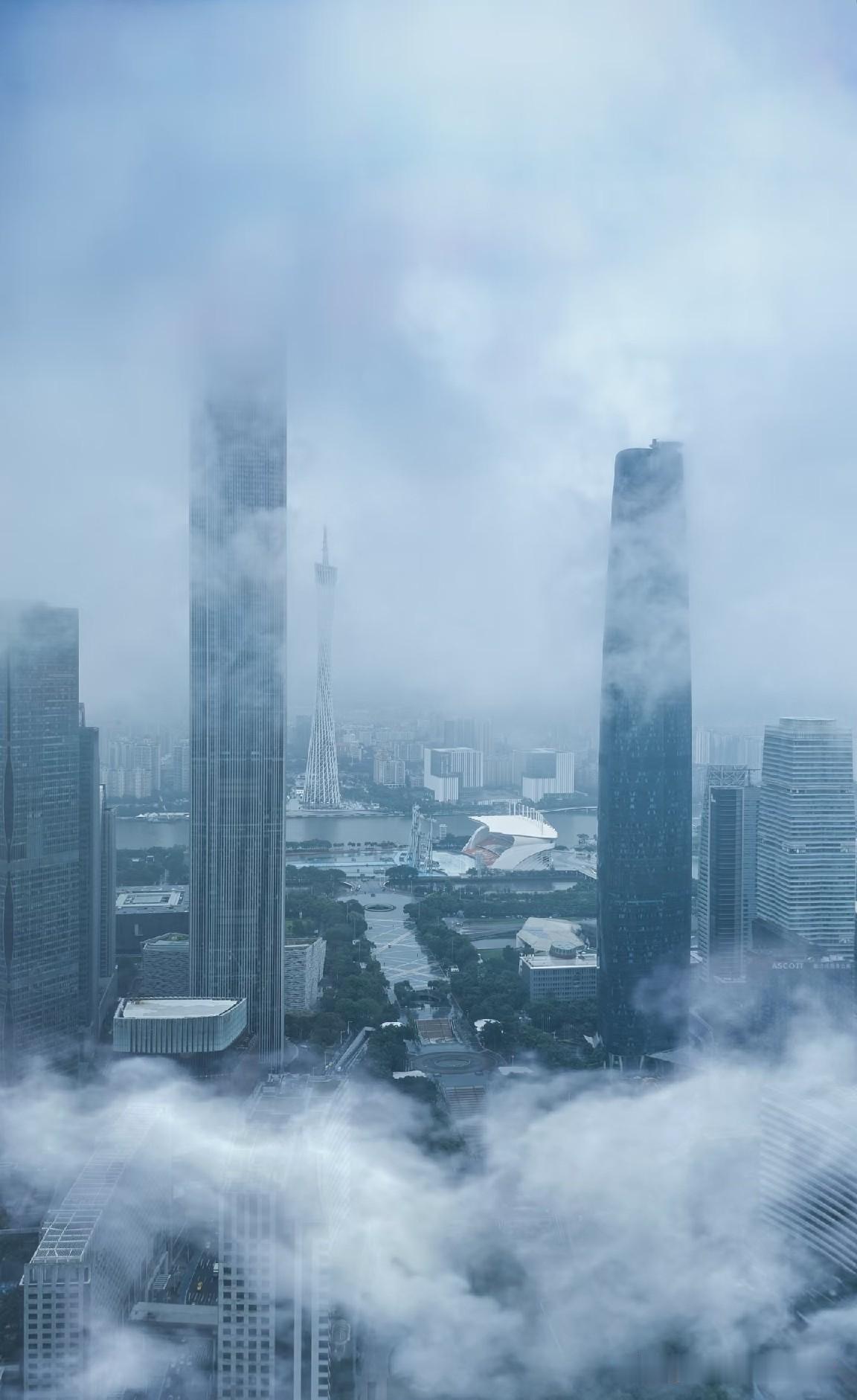 近日，广州某互联网大厂一位27岁的员工很是苦恼~

在爱情与工作之间，他不知作何