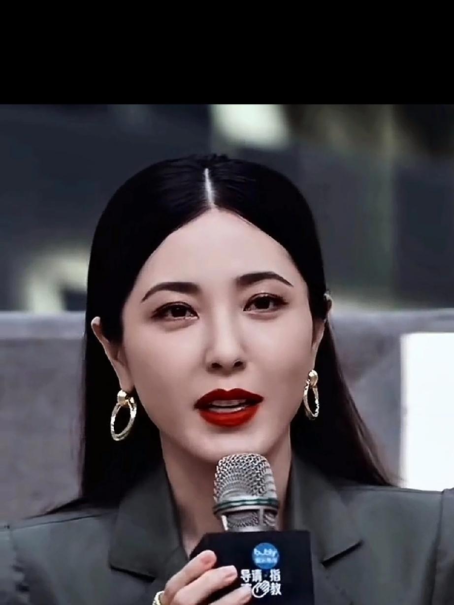 曾黎是中央戏剧学院京剧科班毕业的，她的现代装很漂亮，但她的古装也非常上妆，一穿上