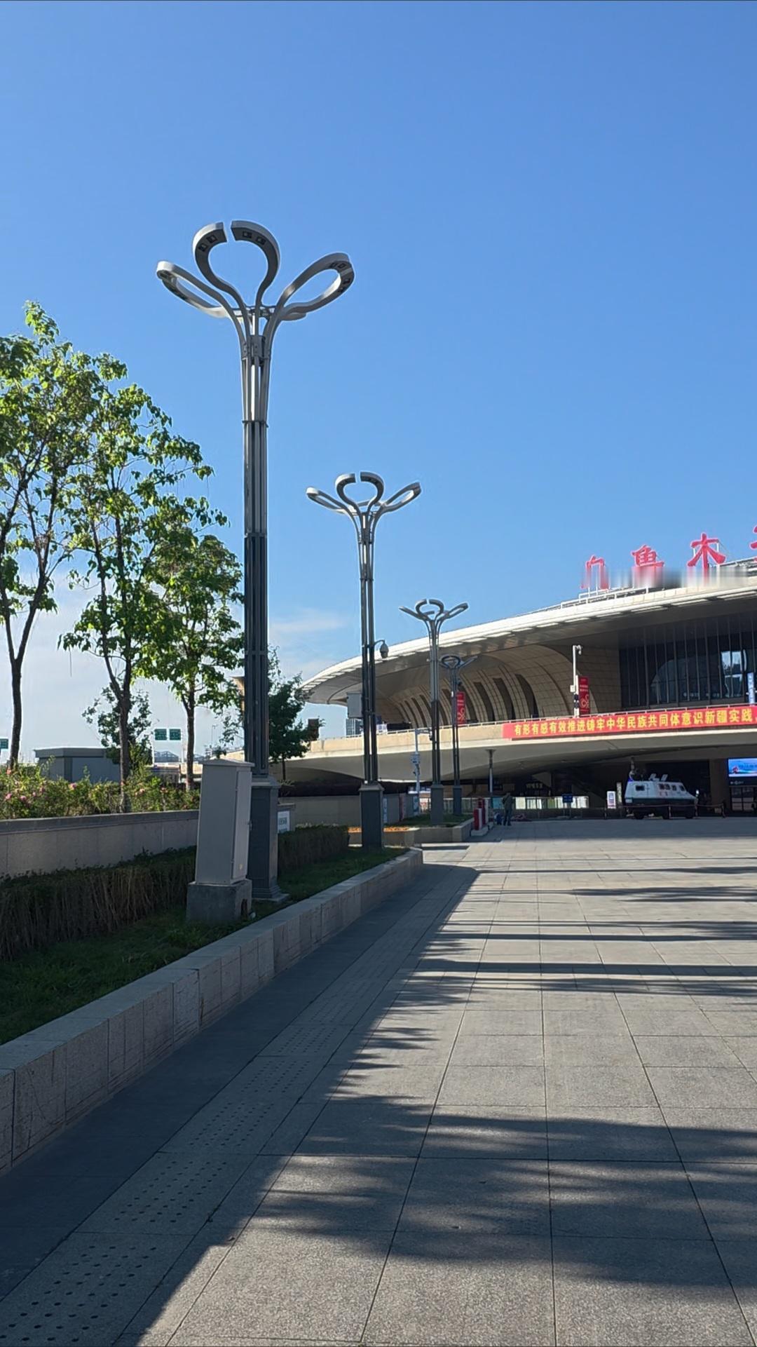 分享一张你在新疆的照片乌鲁木齐市车站很大气。