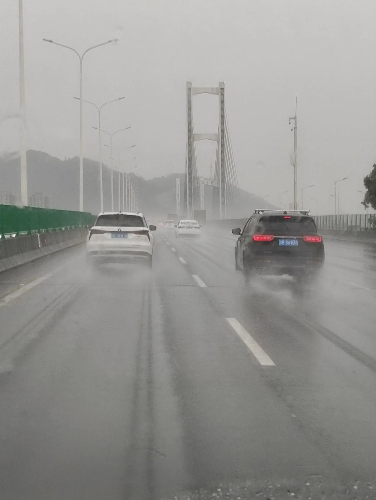 又一个不能陪伴的周末，车窗外暴雨模糊了视线，工作与生活的天平，总在不经意间失衡。